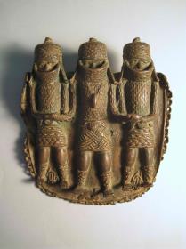 König mit zwei stützenden Begleitfiguren