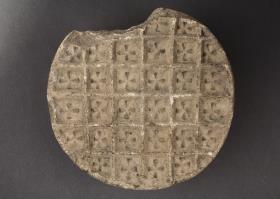 Brotstempel mit Kreuzen in Rechteckgitter