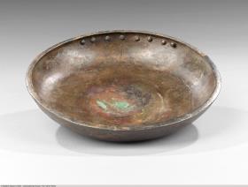 Schale aus Bronze mit Nietendekor