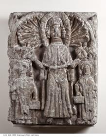 Stele einer Orans mit zwei Figuren