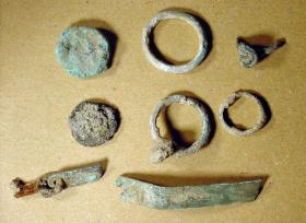Schachtel mit Kleinigkeiten, laut Inventarbuch: "drei kleine Ringe, ein fragmentierter Ring, zwei unkenntliche Münzen und zwei Fragmente"