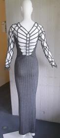 Graues Strickkleid mit spinnwebartigem Dekolleté und Ärmeln