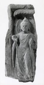 Fragment einer vertikalen Stele (?): Stehender Buddha in Schutzgeste (abhaya-mudra) unter Schirm