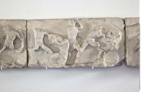 Abguß: Relief vom Südfries des Tempels der Athena Nike in Athen