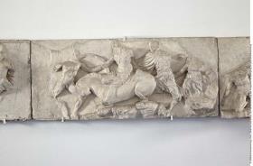 Abguß: Relief vom Südfries des Tempels der Athena Nike in Athen