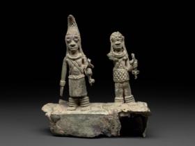 Königinmutter mit Begleitfigur