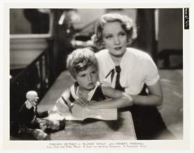 Marlene Dietrich und Dickie Moore im Film "Blonde Venus"