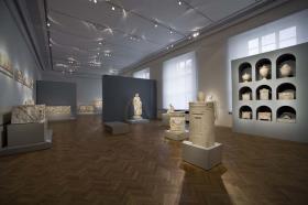 Blick in Raum 3 der Dauerausstellung der Antikensammlung im Alten Museum (Obergeschoß): Leben und Tod in Rom