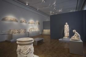 Blick in Raum 3 der Dauerausstellung der Antikensammlung im Alten Museum (Obergeschoss): Leben und Tod in Rom