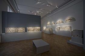 Blick in Raum 3 der Dauerausstellung der Antikensammlung im Alten Museum (Obergeschoss): Leben und Tod in Rom