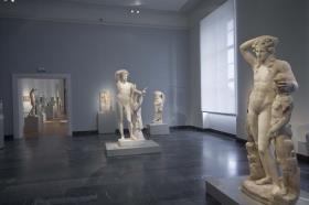 Blick in Raum 4 der Dauerausstellung der Antikensammlung im Alten Museum (Obergeschoss): Römische Skulptur nach griechischem Vorbild