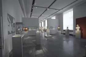 Blick in Raum 1 der Dauerausstellung der Antikensammlung im Alten Museum (Hauptgeschoss): Zeit der Helden - Das frühe Griechenland