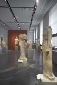 Blick in Raum 2 der Dauerausstellung der Antikensammlung im Alten Museum (Hauptgeschoss): Orte der Götter - Heiligtümer im archaischen Griechenland