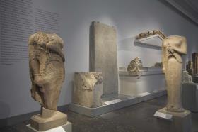 Blick in Raum 2 der Dauerausstellung der Antikensammlung im Alten Museum (Hauptgeschoß): Orte der Götter - Heiligtümer im archaischen Griechenland