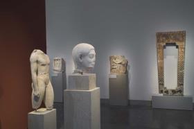 Blick in Raum 3 der Dauerausstellung der Antikensammlung im Alten Museum (Hauptgeschoss): Erinnerungen und Repräsentation -  Grabmäler im archaischen Griechenland