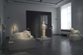 Blick in Raum 3 der Dauerausstellung der Antikensammlung im Alten Museum (Hauptgeschoss): Erinnerungen und Repräsentation -  Grabmäler im archaischen Griechenland