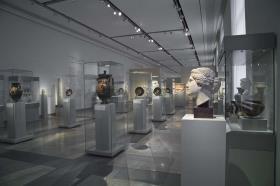 Blick in Raum 5 der Dauerausstellung der Antikensammlung im Alten Museum (Hauptgeschoss): Götter und Heroen - Bilder des griechischen Mythos