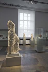 Blick in Raum 5 der Dauerausstellung der Antikensammlung im Alten Museum (Hauptgeschoss): Götter und Heroen - Bilder des griechischen Mythos