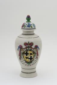 Kleine Deckelvase mit ostasiatischem Blumendekor und Fasan auf der einen sowie dem Wappen des Fürstabts von Fulda, Amandus von Buseck, auf der anderen Seite