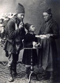 Atelieraufnahme einer samischen Familie