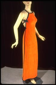 Orangefarbenes Strandkleid