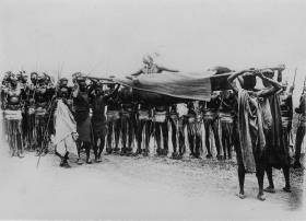 Sultan Musinga in einer Sänfte, Nyanza