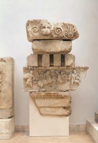 Rekonstruktion: Gebälkaufbau mit Fragment des Frieses (Westfront) des Artemistempels in Magnesia