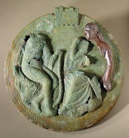 Griechischer Klappspiegel mit Relief: ""Mädchen und Satyr einander gegenüber sitzend. ...""