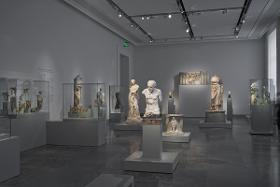 Blick in Raum 11 der Dauerausstellung der Antikensammlung im Alten Museum (Hauptgeschoss): Alexander und die Folgen - Das Zeitalter des Hellenismus