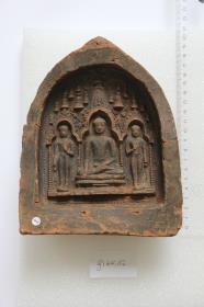 Votivtafel mit drei Buddhas