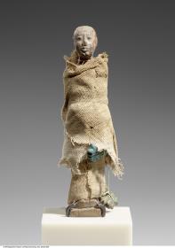 Statuette einer kahlköpfigen Frau in Leinenstoff gewickelt, mit zwei Vierfach-Udjataugen-Amuletten, die an einer Schnur um den Hals befestigt sind
