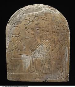 Stele des Hor, zusammen mit seiner Frau vor dem Gott Re-Harachte