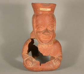 Sitzende anthropomorphe Figur