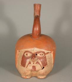 Anthropomorpher Kopf mit Füßen