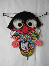 Darstellung des Oni Yôchô　鬼洋蝶凧 über einem Kriegerkopf