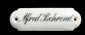 Namensschild "Alfred Behrend."