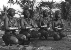 TschiKoumbi, Danseuses TschiKoumbi