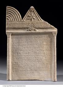 Stele mit Inschrift