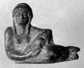 Archaische Statuette einer liegenden Frau, strenger Stil