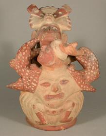Applikation: Kampfszene zweier anthropo-zoomorpher Figuren (Krebs/Krabbe und Figur mit Felidenzähnen)