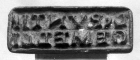 Rechteckiger Stempel mit lateinischer Inschrift: L. RVNTII / GEMELLI = L(uci) Runti / Gemelli // L(uci) R(unti) G(emelli)
