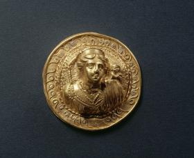 Zierscheibe in Form eines Rundschildes mit Aphroditebüste