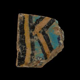 Fragment einer Fliese aus Glas mit Rosettendekor