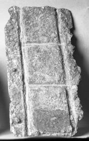 Ornamentblech mit getriebenen Streifen und Nägeln am oberen und unteren Rand (vermutlich von einem Dreifußbein)
