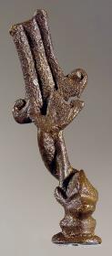 Statuettenstütze: Ruder, von Delphin umwunden