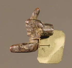 Hand (der Geniusstatuette Fr. 2023) mit Schöpfkelle