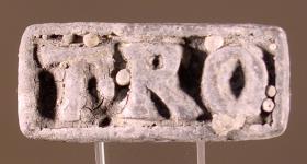 Stempel mit Inschrift T.RO und Siegelring mit Zweig oder Ähre