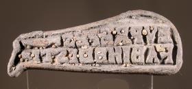 Stempel in Form eines menschlichen Unterschenkels mit kleinem Fuβ, Inschrift: EVPREPES / FABI HEDISTI