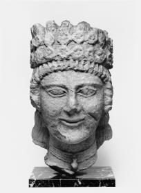 Weiblicher Kopf mit Kalathos