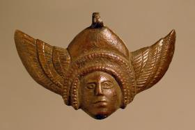Maske mit altertümlicher Frisur und Kopfflügeln
